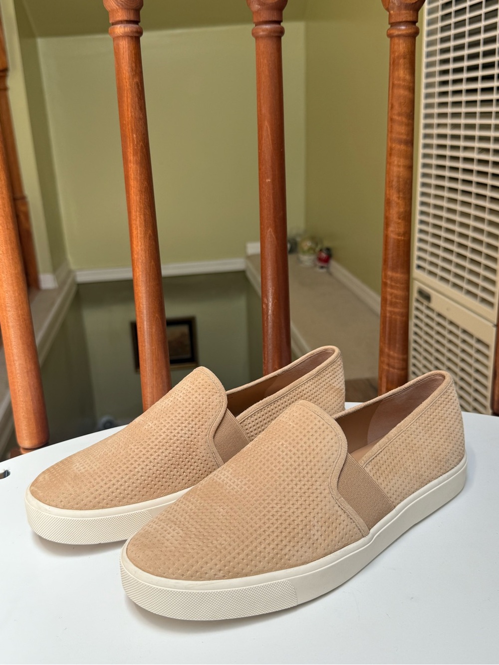 Vince Women's Blade Slip-On Sneakers in Light Tan Suede  size 8.5 new H42N7